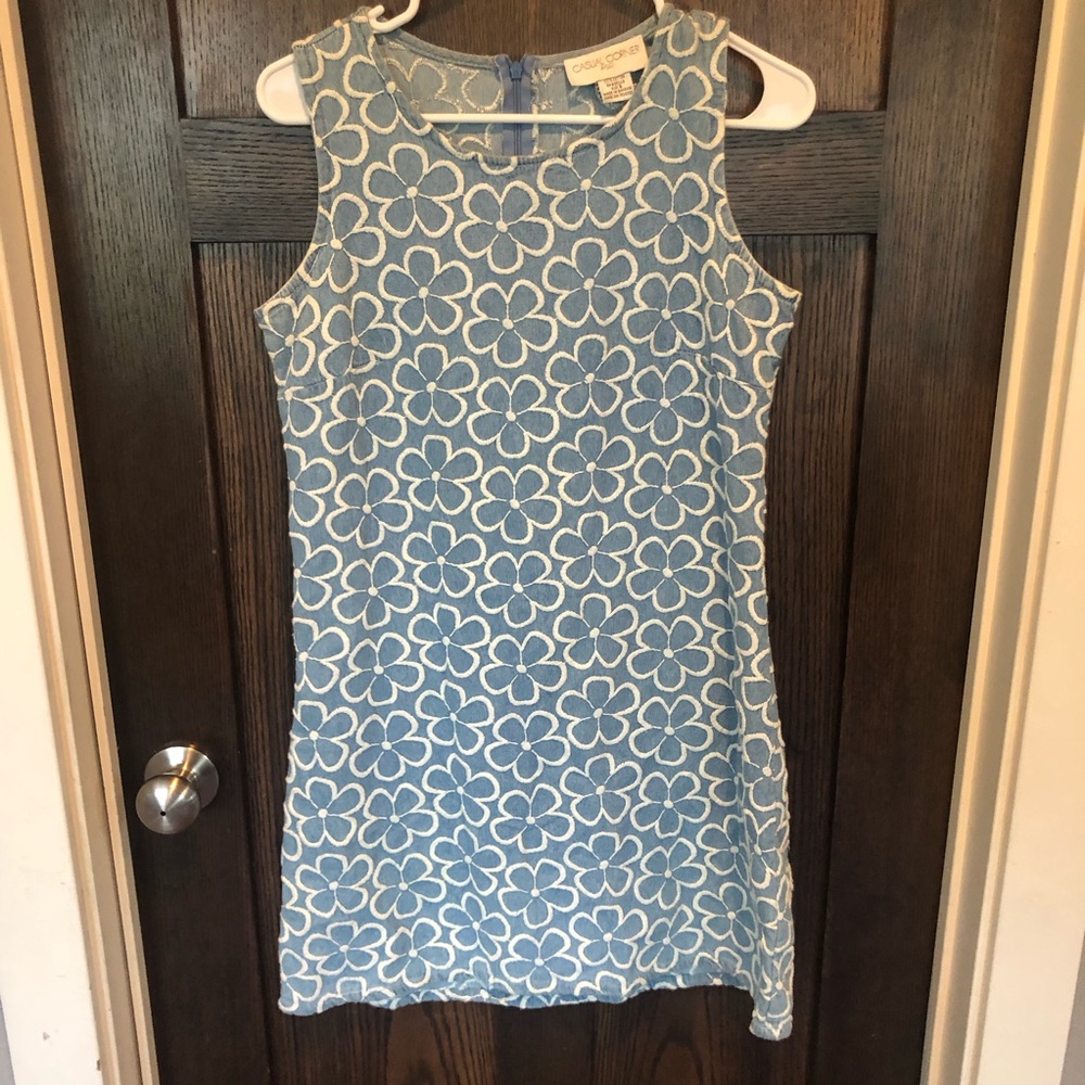 Vintage 1990s sleeveless light blue denim mini dress w/ daisy embroidery size 6